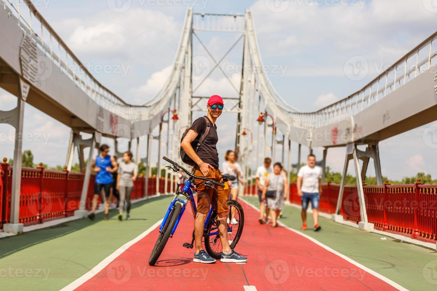 kvinna rida cykel på de sommar väg, aktiviteter för förvaring friska, begrepp av rekreation foto