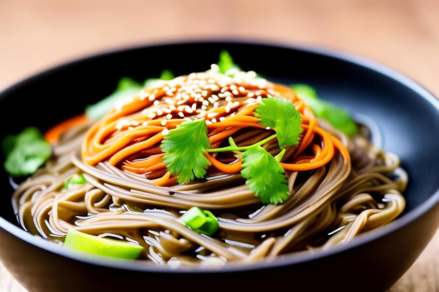 utsökt spaghetti. snabb mat måltid med aptitlig pasta och ätpinnar. foto