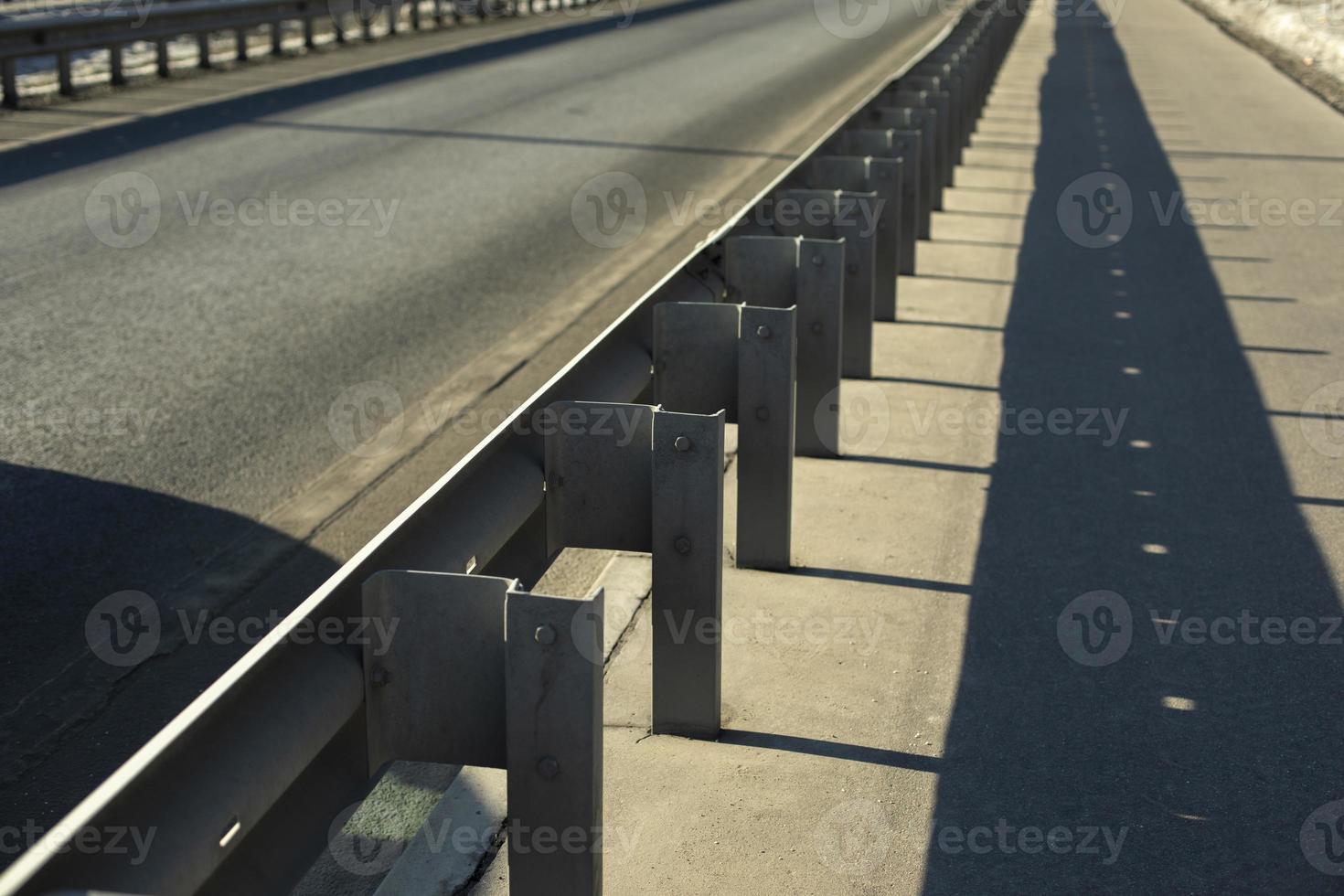 stötfångare på Spår. motorväg i stad. resa staket. foto