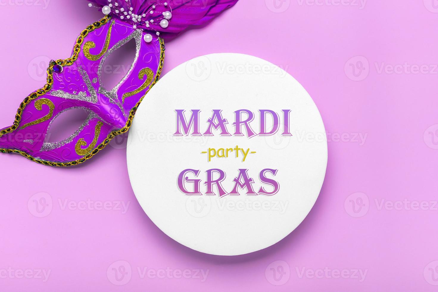 mardi gras text. congratulation kort med mask på vit podium på violett bakgrund topp se 2022 mardi gras parad schema foto