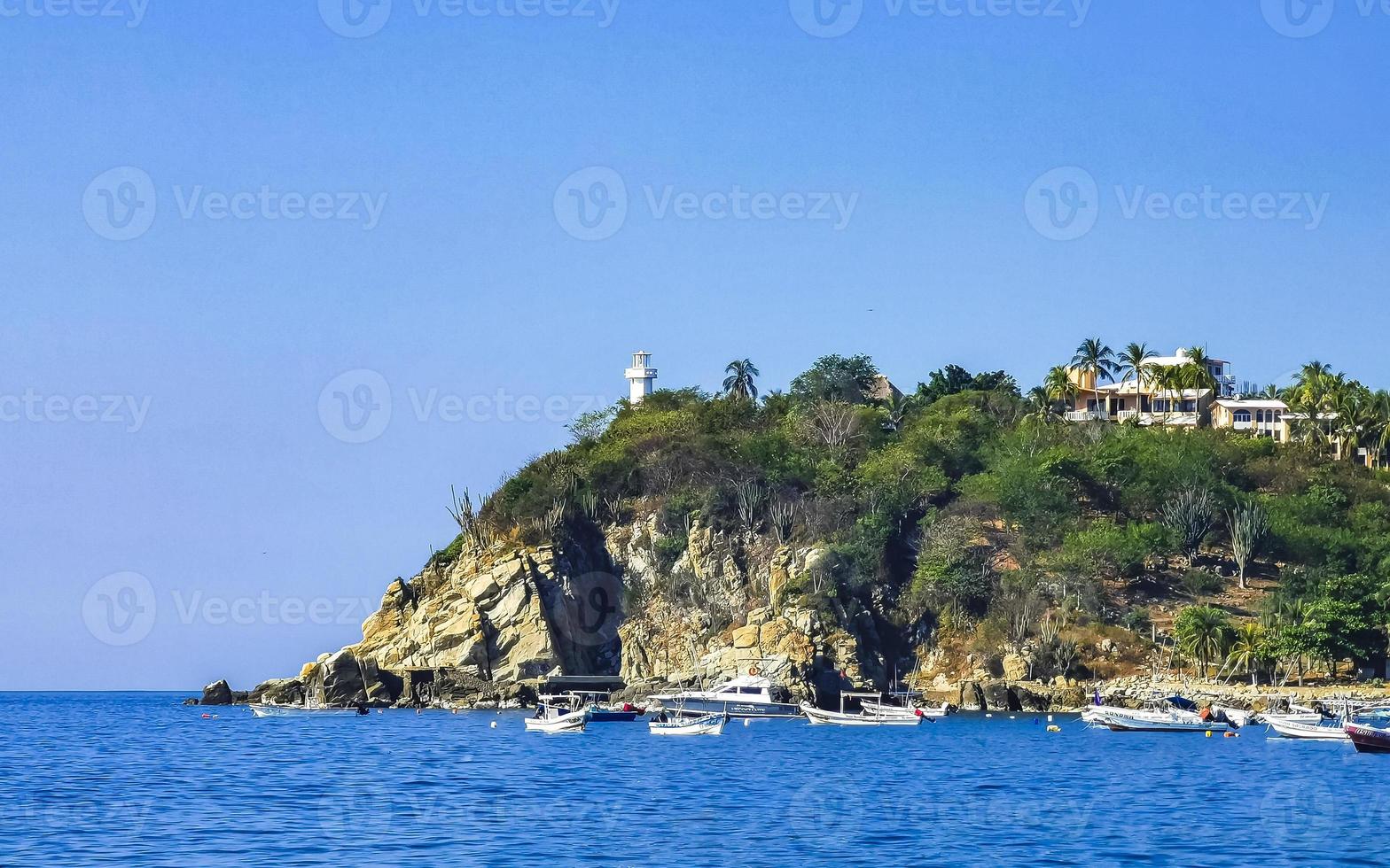 fiske båtar på de hamn strand i puerto escondido Mexiko. foto