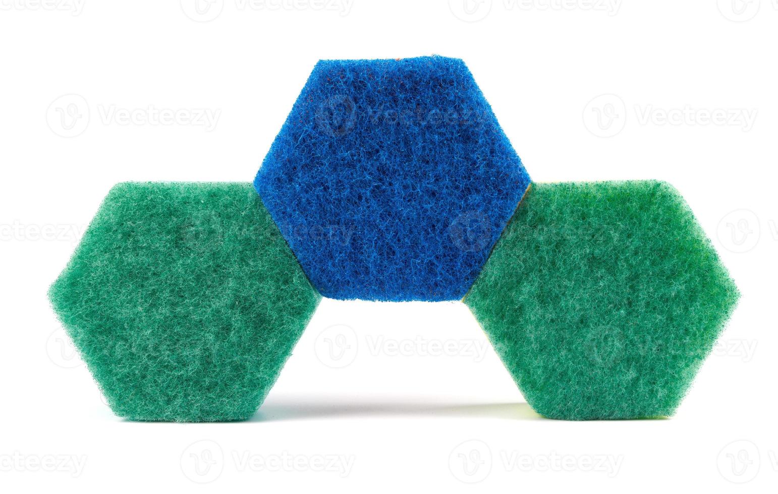 hexagonal diskning svamp isolerat på vit bakgrund. hushåll svamp. foto