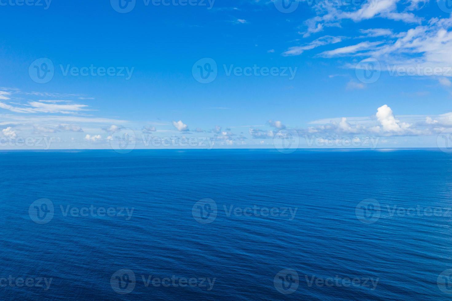 blå hav blå himmel horisont. perfekt natur och ekologi begrepp. hav dag, hav och jord dag. hav miljö, perfekt natur bakgrund foto