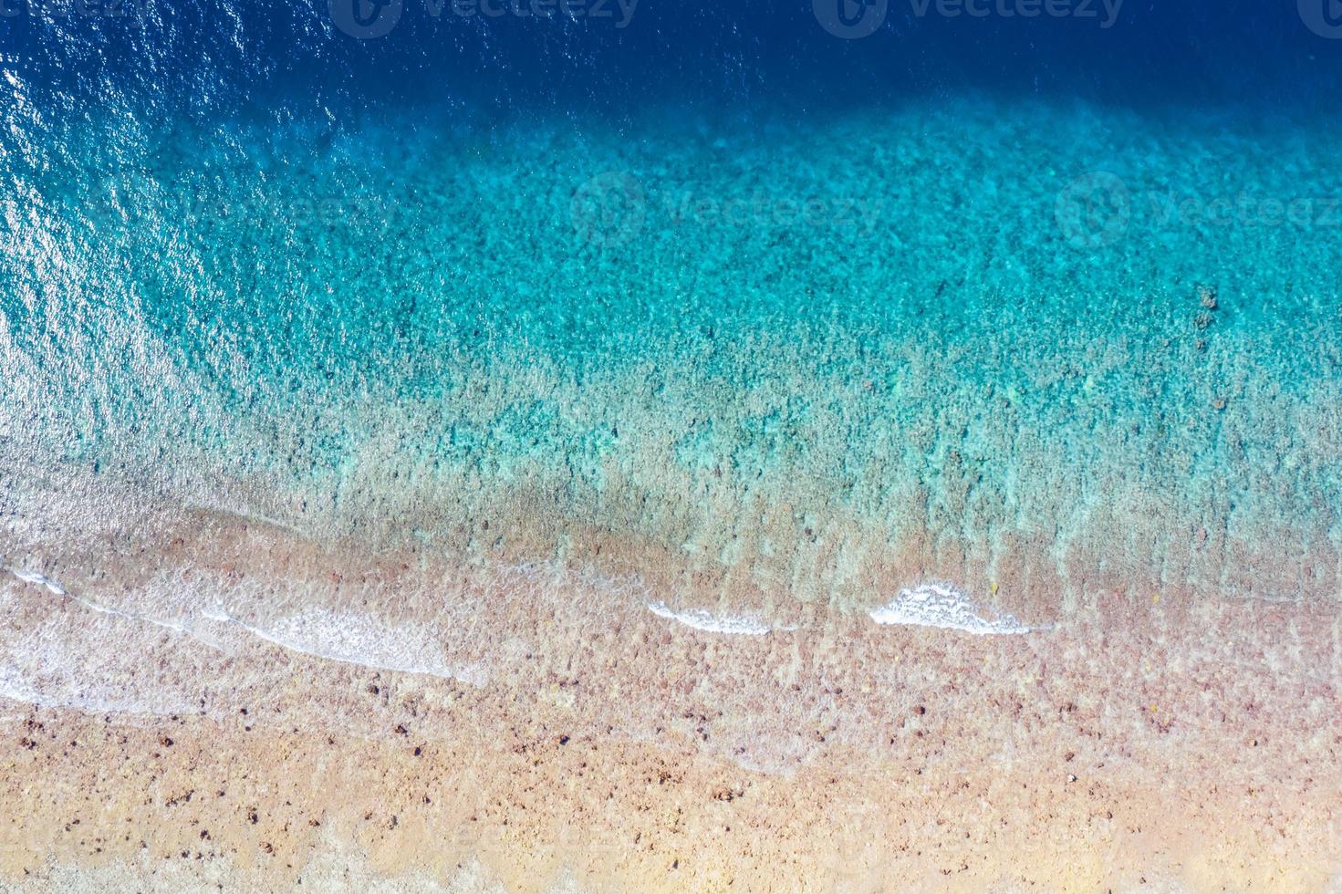 antenn hav se, topp se av Fantastisk natur hav bakgrund. ljus blå vatten färger, lagun strand med vågor stänk på solig dag. flygande Drönare Foto, Fantastisk natur landskap med korall rev foto