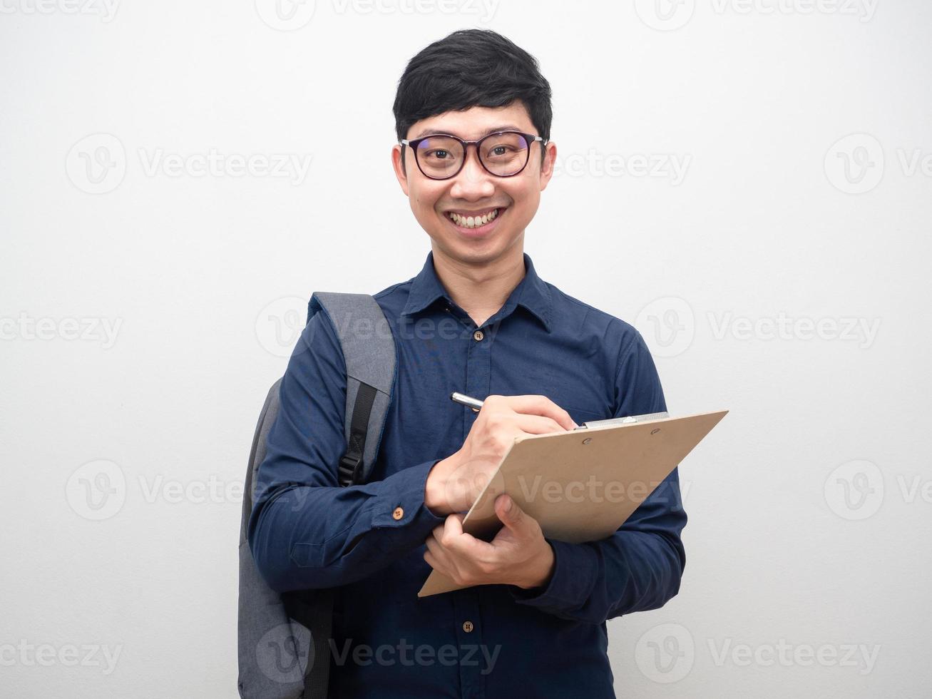 asiatisk man bär glasögon Lycklig leende gest notera på dokumentera styrelse foto