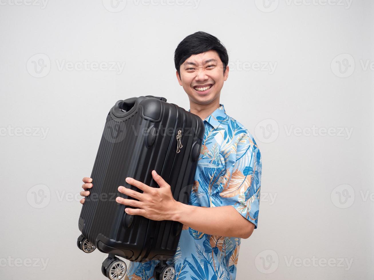 ung man strand skjorta bära bagage Lycklig handla om Semester isolerat foto