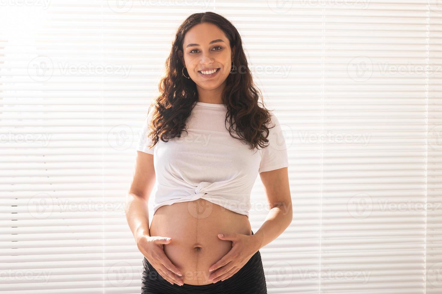 gravid kvinna rörande henne mage, kopia Plats. graviditet och moderskap lämna foto