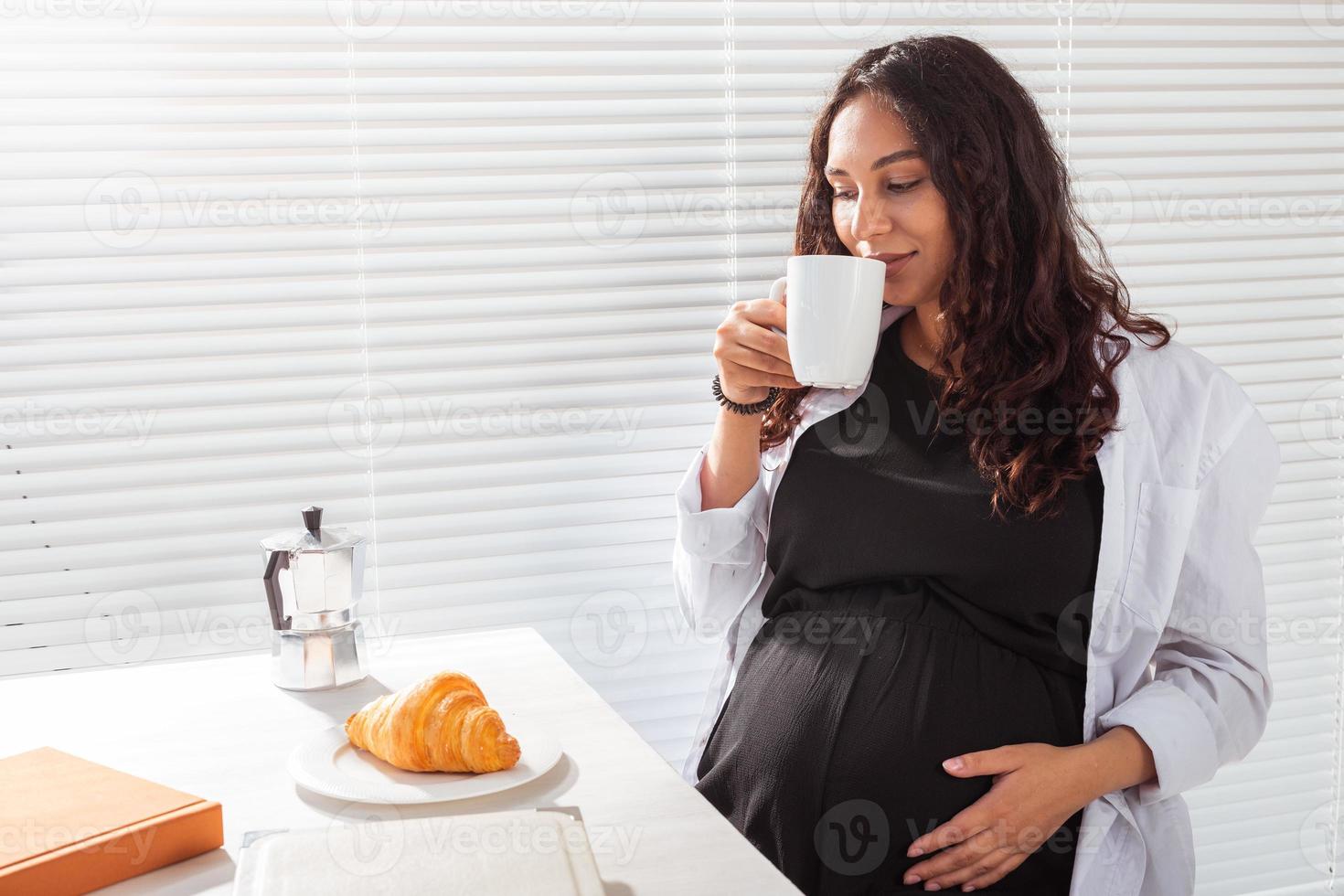 gravid kvinna äter frukost. graviditet och moderskap lämna foto