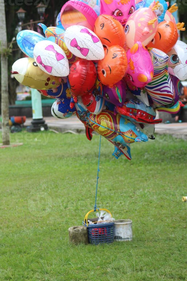 full ballonger med helium för försäljning. foto