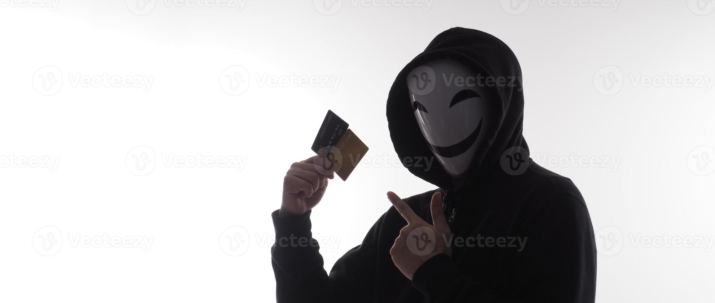 kreditera kort personlig data stulen förbi anonym man i svart huva skjorta. foto
