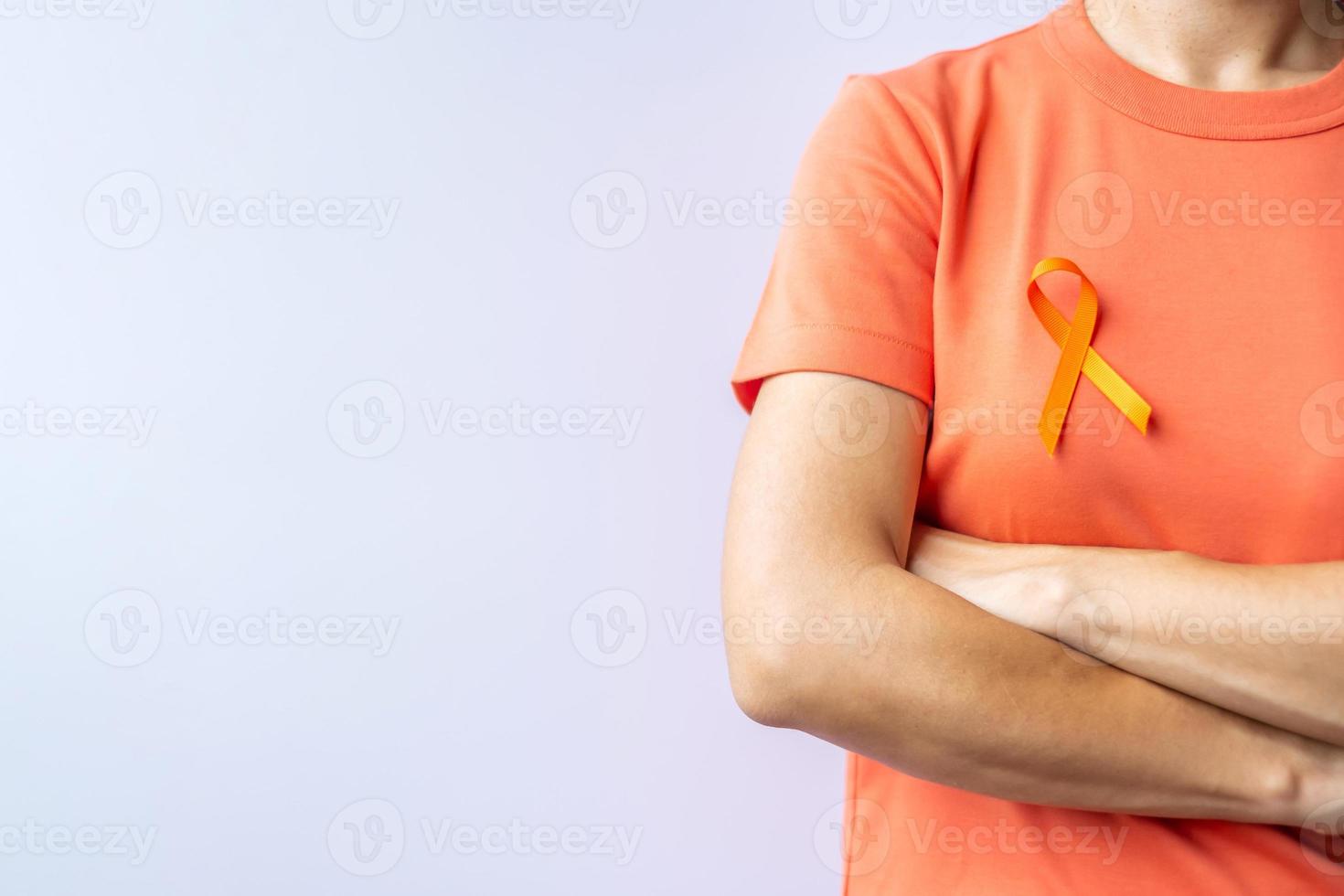 orange band för leukemi, njurcancerdagen, multipel skleros i världen, crps, självskademedvetenhetsmånad. hälsovård och ordet cancer dag koncept foto