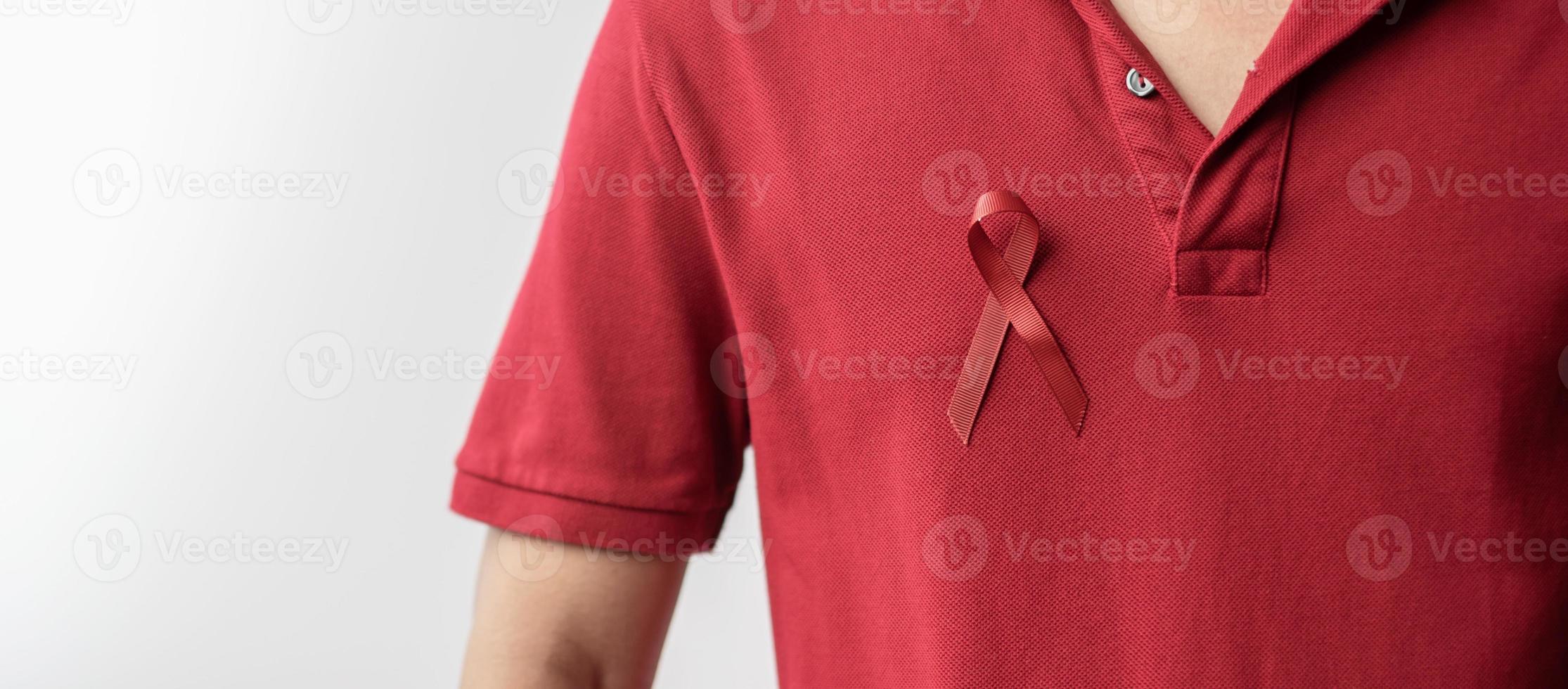 vinrött band för mars multipelt myelom cancer och december World Aids Day medvetenhetsmånad. hälsovård och världen cancer dag koncept foto