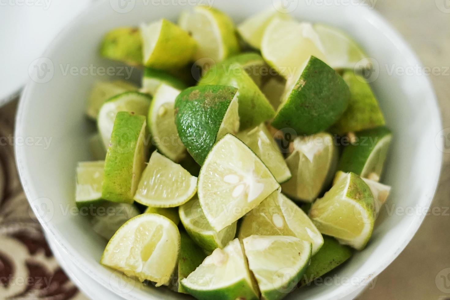 bild av citron- skivor i en skål, topp se foto