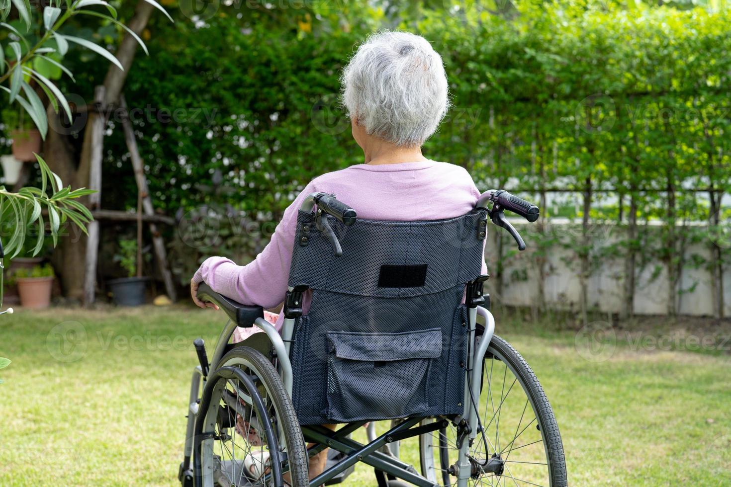 asiatisk senior eller äldre gammal lady kvinna patient Sammanträde på rullstol i parkera, friska stark medicinsk begrepp. foto