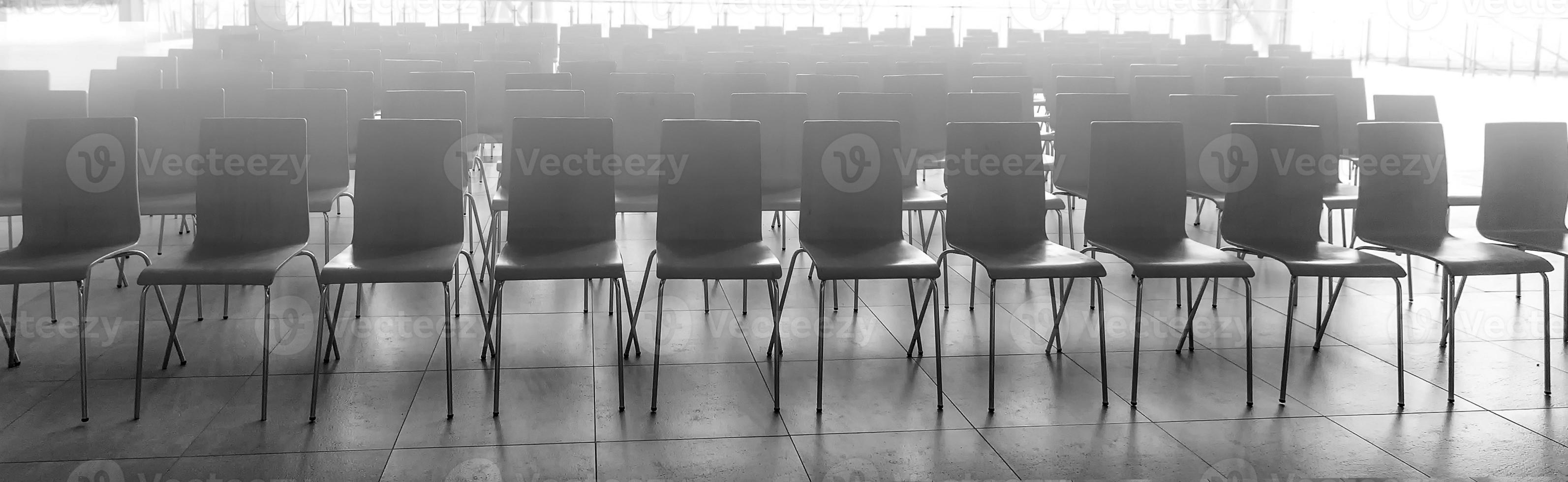 konferensrum med stolar, betonggolv och fönster. selektiv fokusering foto