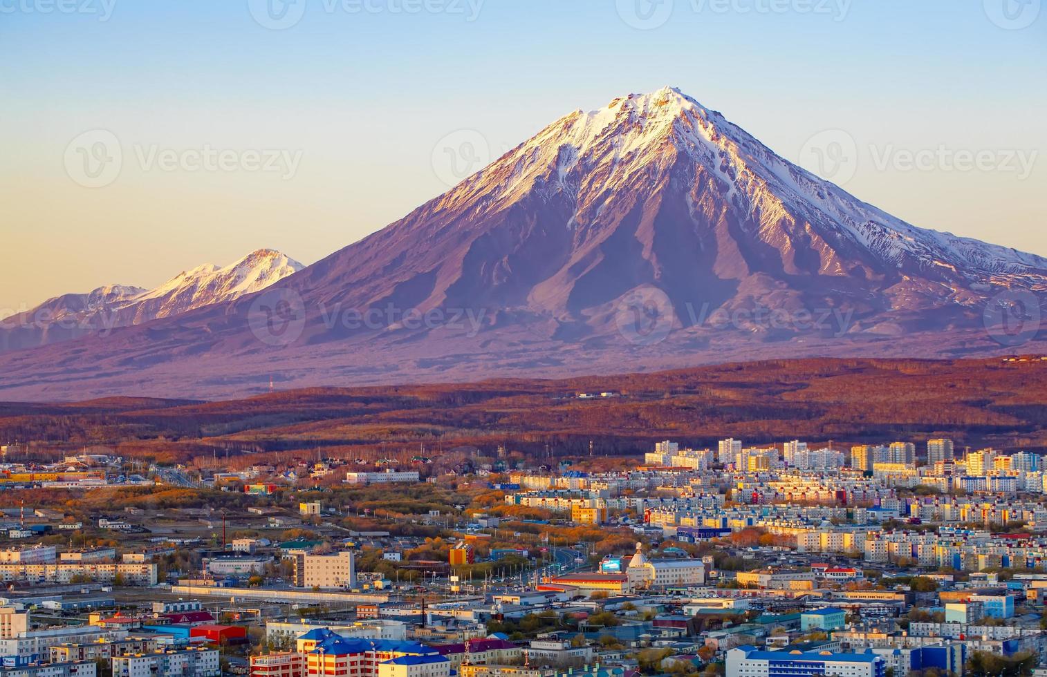 panorama- se av de stad petropavlovsk-kamchatsky och vulkaner foto