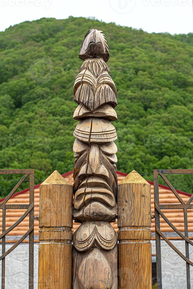 trä- idol staty av koryak på kamchatka halvö foto