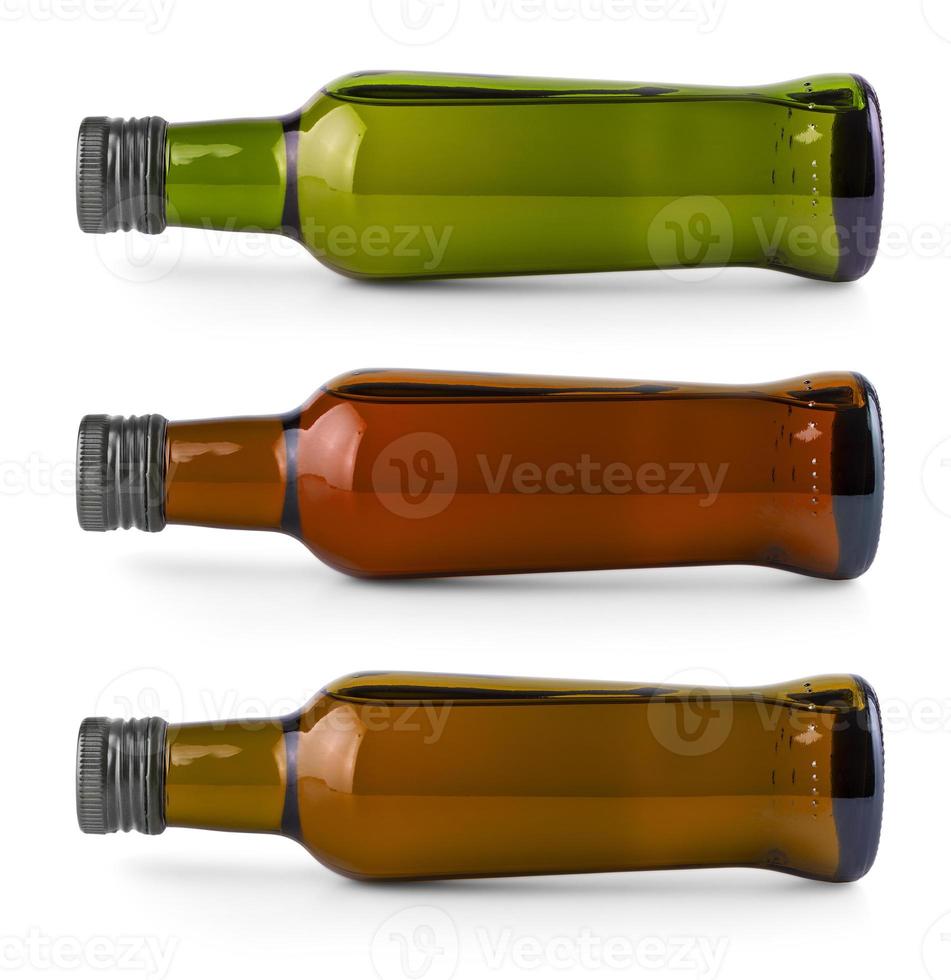 uppsättning av liggande på de sida flaska med oliv olja på vit foto