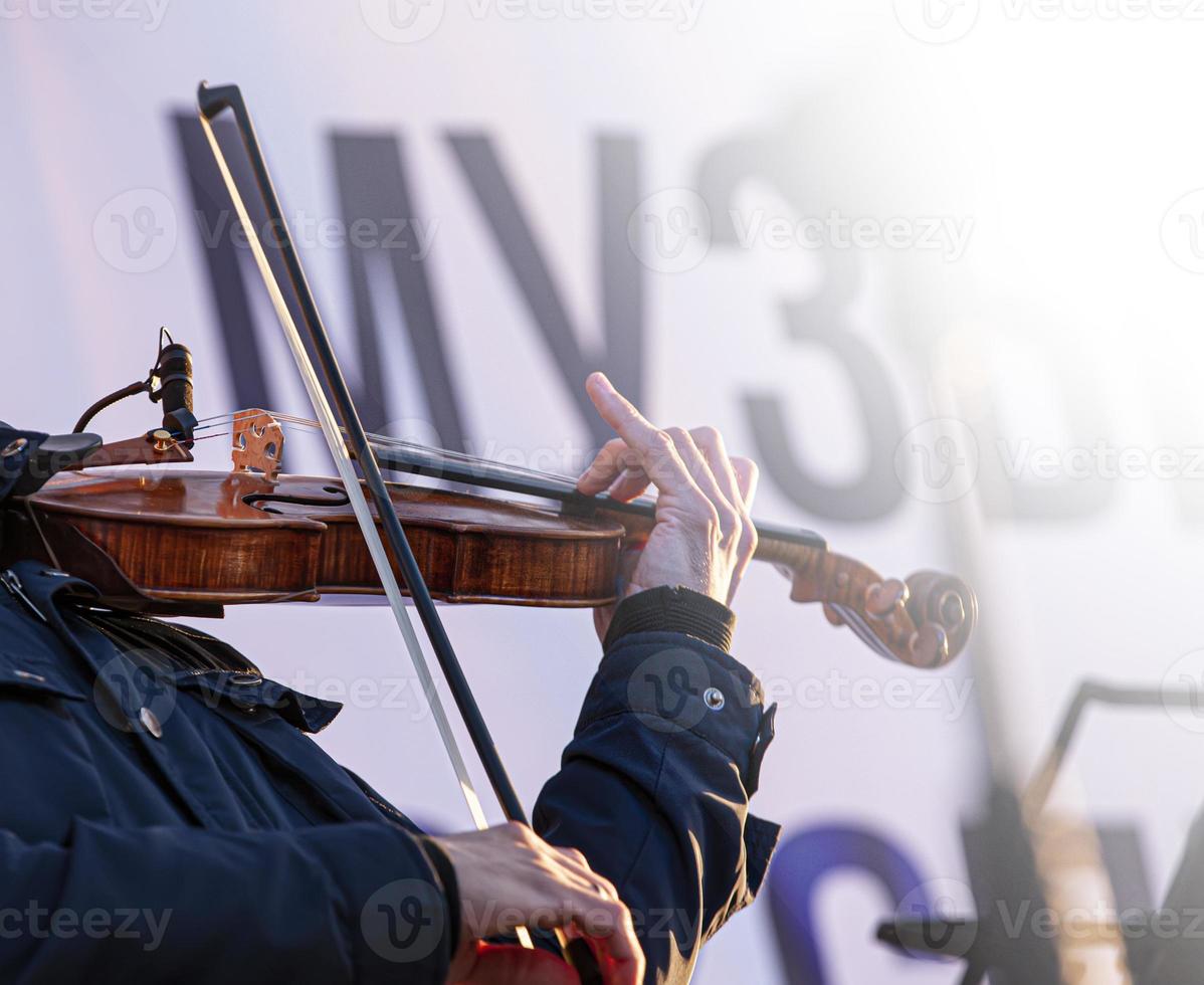 gata musiker fiol spelar musik utomhus foto