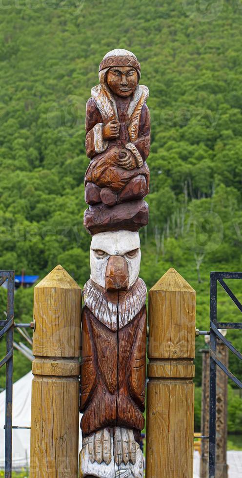 trä- idol staty av koryak på kamchatka halvö foto