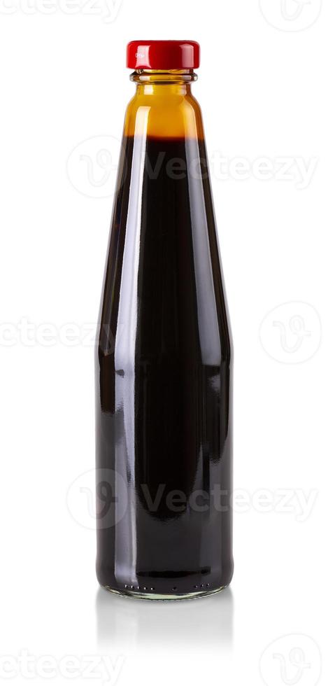 flaska av mörk soja sås isolerat på vit bakgrund foto