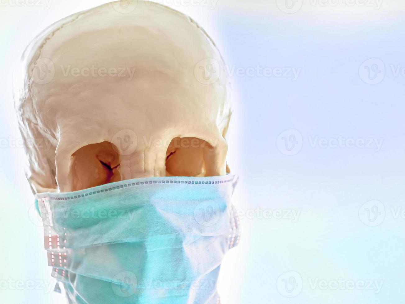 mänsklig skalle i enkel tunn medicinsk mask för skydd mot virusinfektion foto