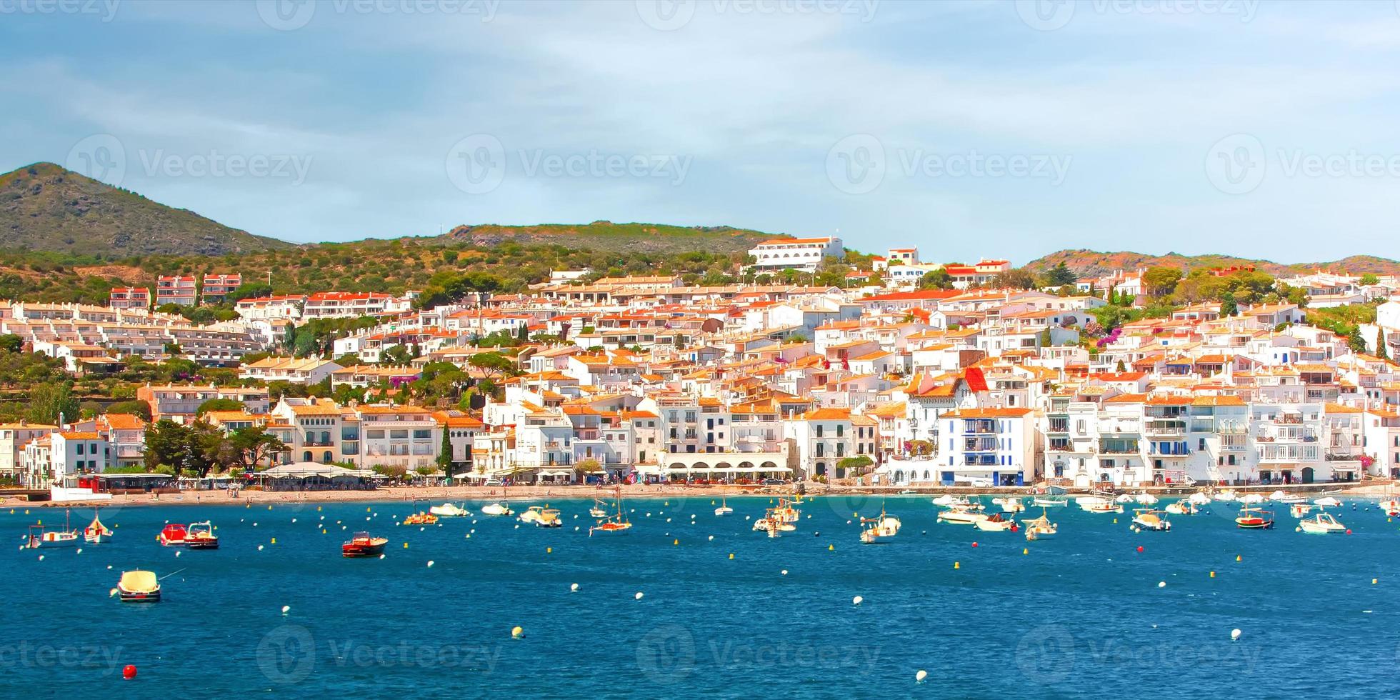 kadaker på de costa brava. de känd turist stad av Spanien. trevlig se av de hav. stad landskap. foto