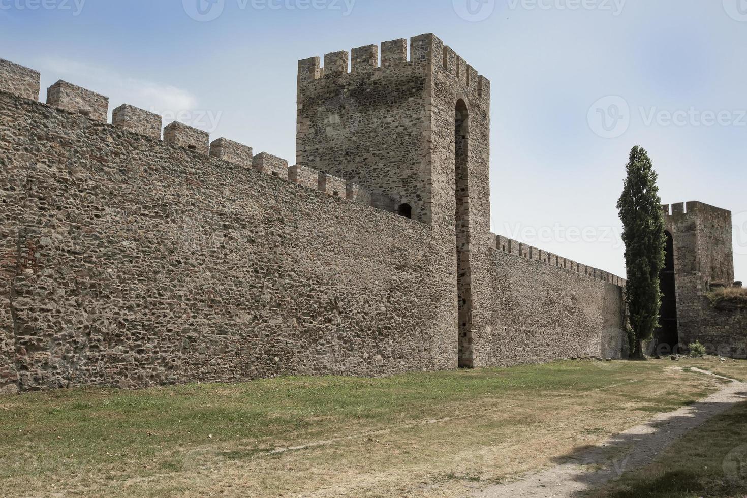 sten vägg av de gammal återställd smederevo fästning, serbia foto