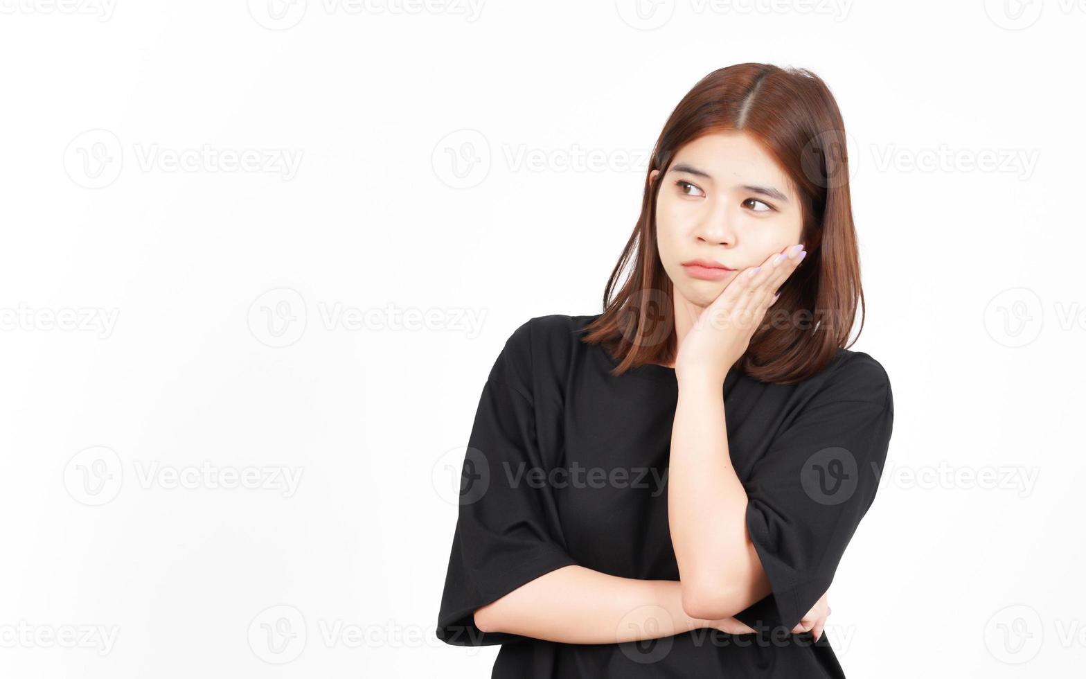 tråkig gest av skön asiatisk kvinna isolerat på vit bakgrund foto