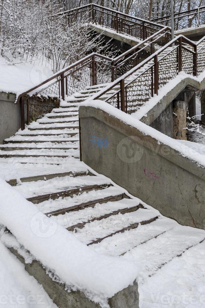 trappa i snö i vinter- parc foto