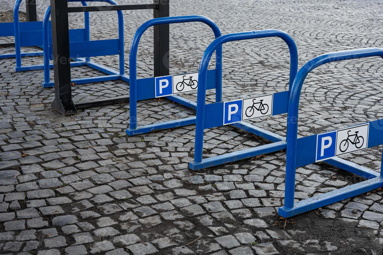 blå cykel parkering tecken med en cykel bakgrund. foto