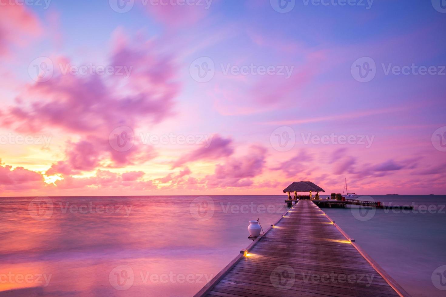 Fantastisk strand landskap. skön maldiverna solnedgång marinmålning se. horisont färgrik hav himmel moln, över vatten villa pir väg. lugn ö lagun, turism resa bakgrund. exotisk semester foto
