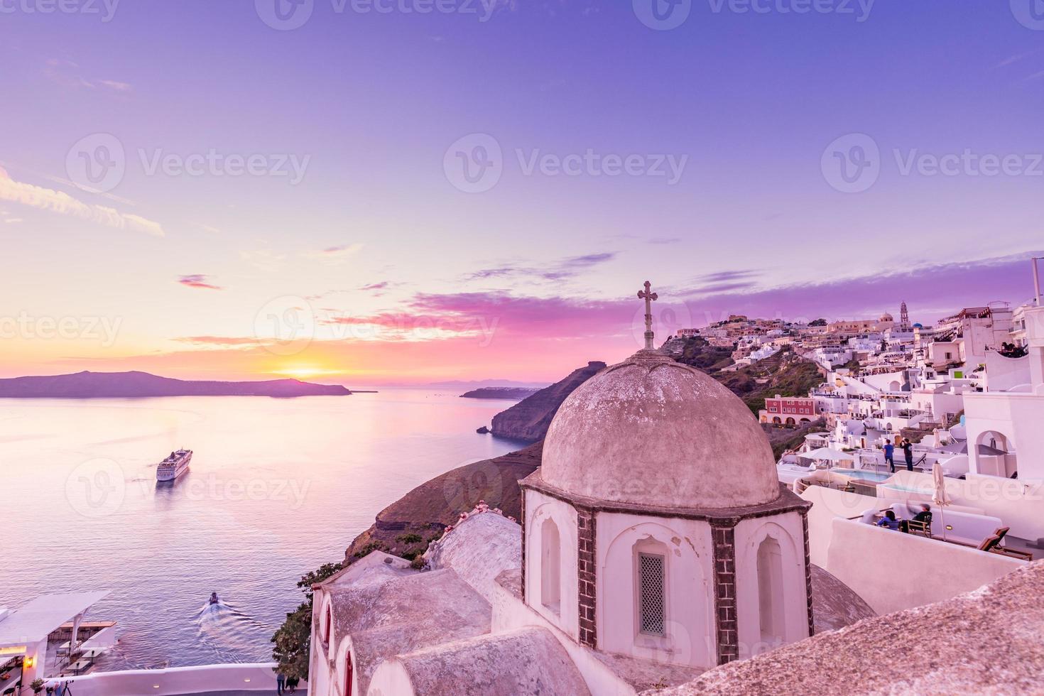 romantisk santorini ö under solnedgång, Grekland, Europa. underbar solnedgång landskap, Fantastisk dramatisk färgrik himmel, fredlig natur skönhet. foto