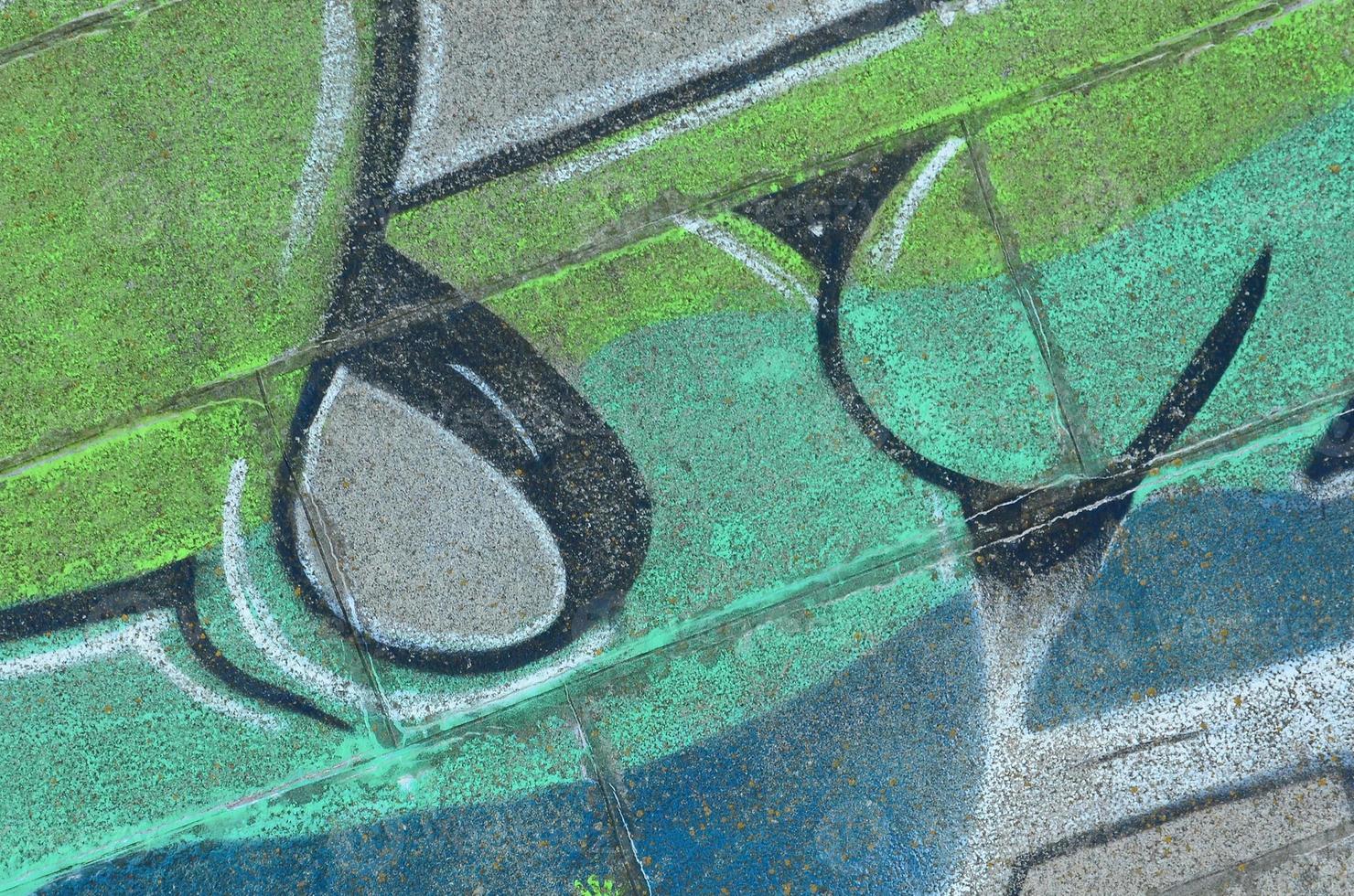 fragment av graffiti ritningar. de gammal vägg dekorerad med måla fläckar i de stil av gata konst kultur. färgad bakgrund textur i grön toner foto