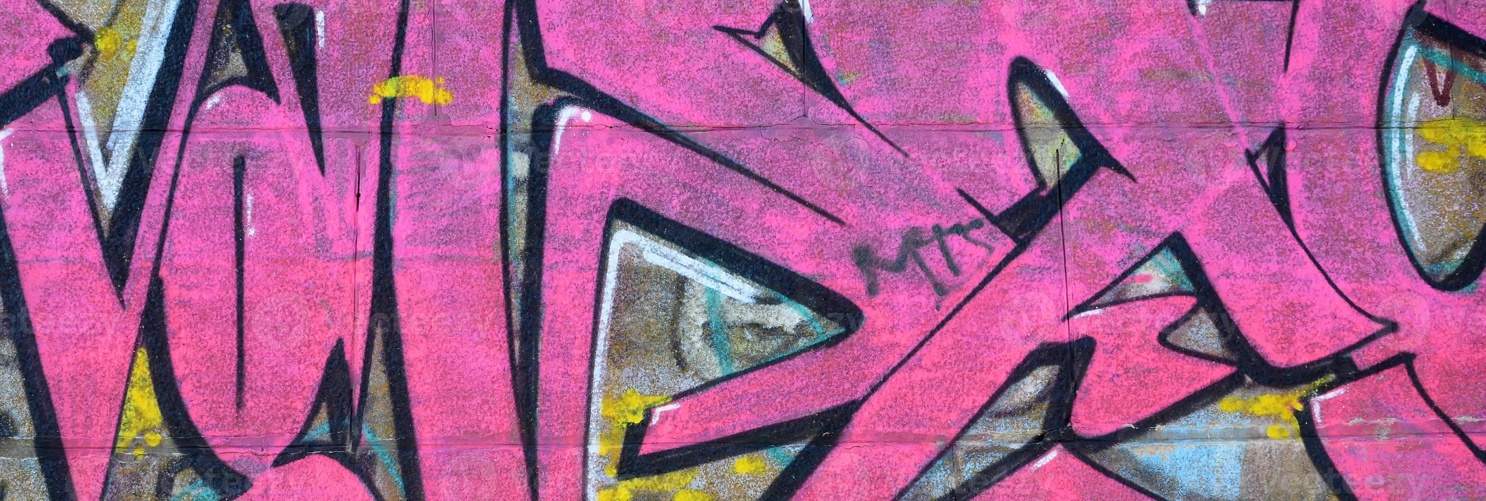 fragment av graffiti ritningar. de gammal vägg dekorerad med måla fläckar i de stil av gata konst kultur. färgad bakgrund textur i lila toner foto