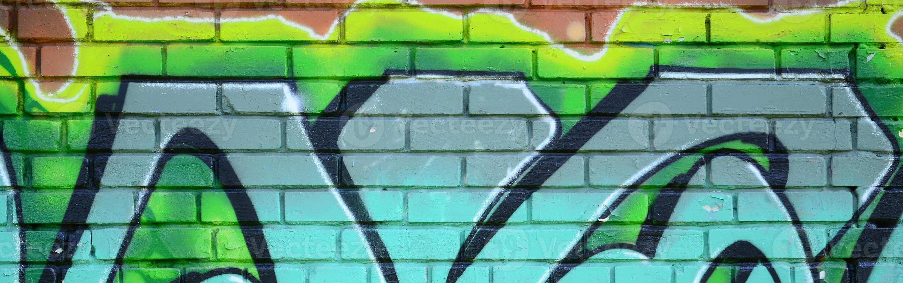 fragment av graffiti ritningar. de gammal vägg dekorerad med måla fläckar i de stil av gata konst kultur. färgad bakgrund textur i grön toner foto