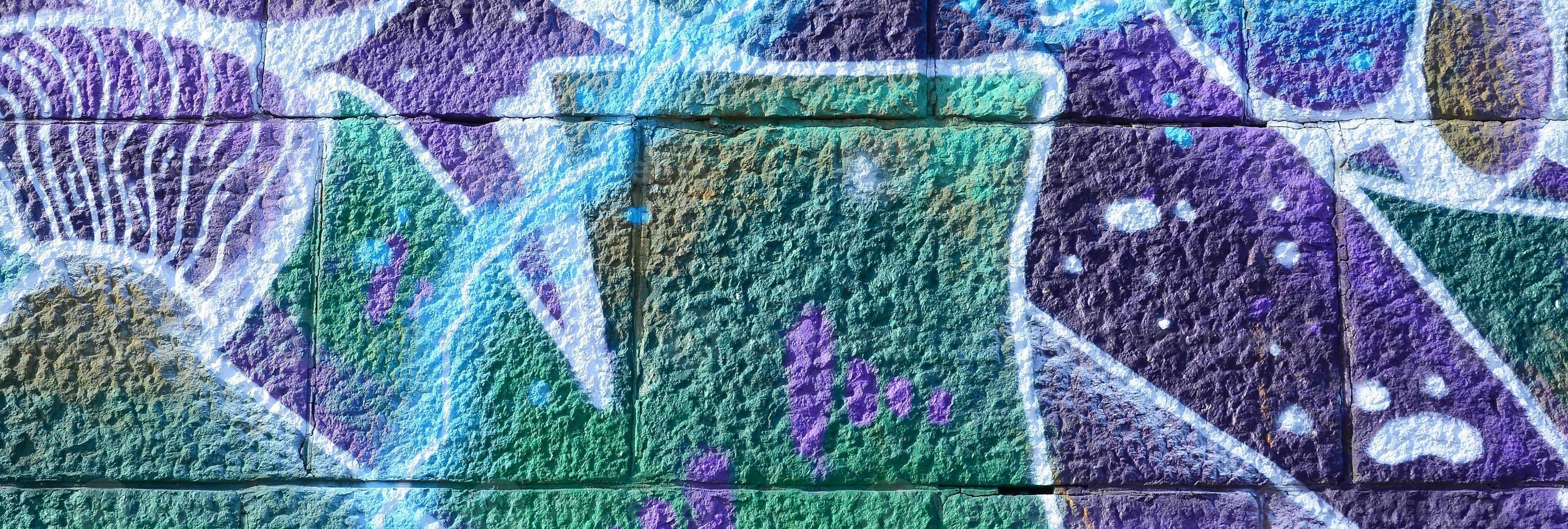 fragment av graffiti ritningar. de gammal vägg dekorerad med måla fläckar i de stil av gata konst kultur. färgad bakgrund textur i kall toner foto