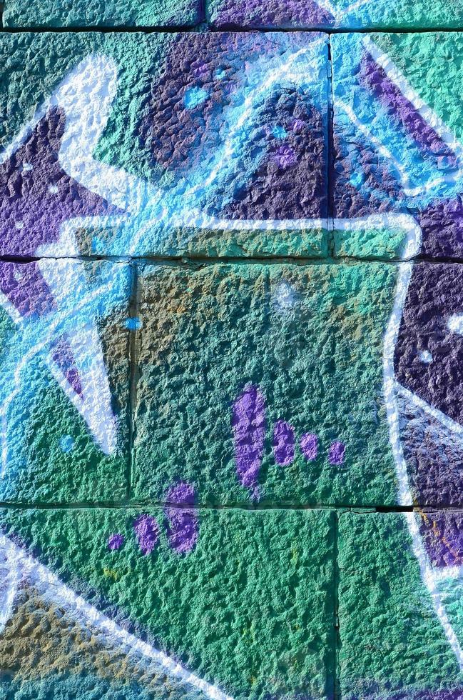 fragment av graffiti ritningar. de gammal vägg dekorerad med måla fläckar i de stil av gata konst kultur. färgad bakgrund textur i kall toner foto