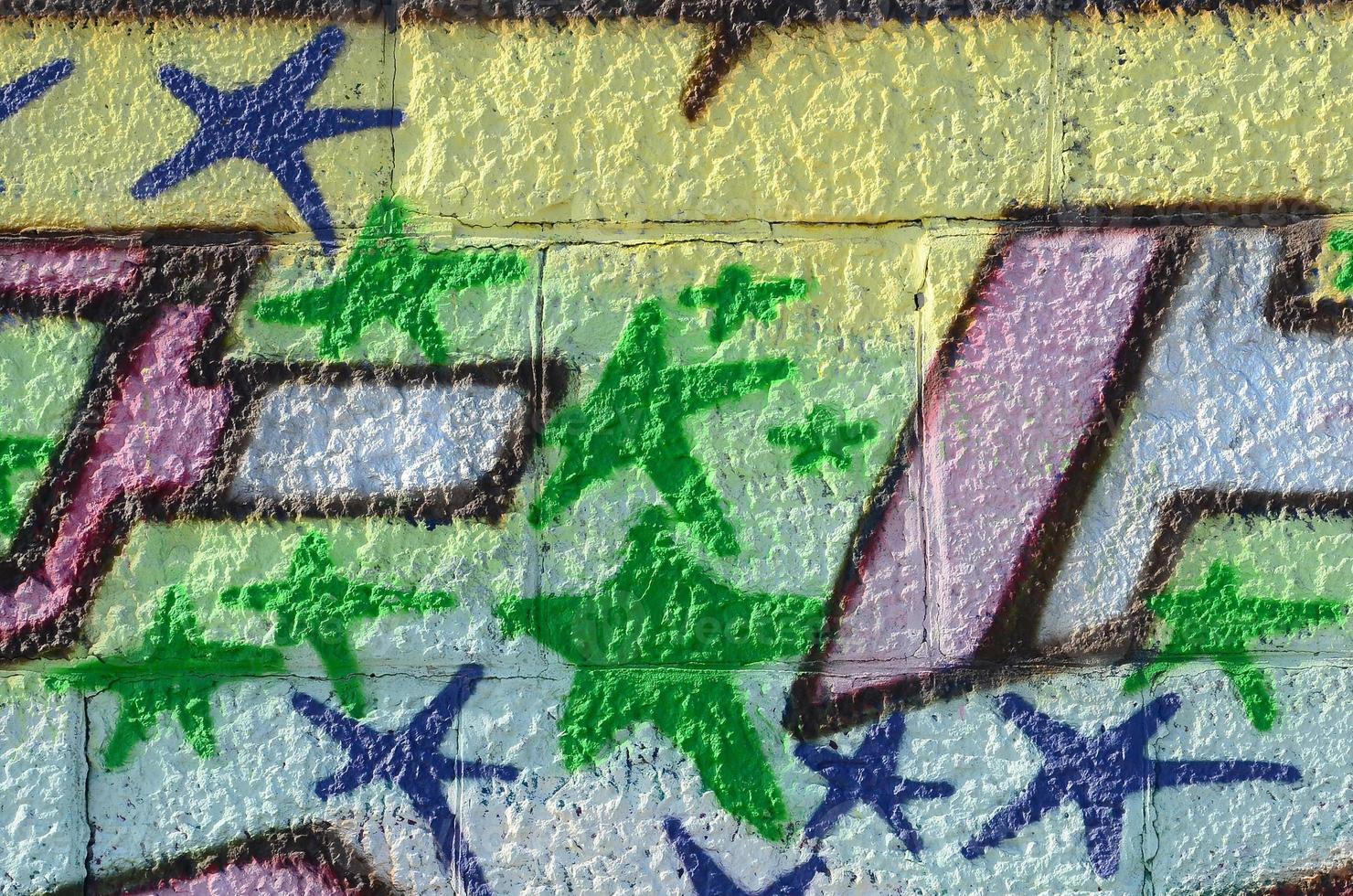 fragment av graffiti ritningar. de gammal vägg dekorerad med måla fläckar i de stil av gata konst kultur. färgad bakgrund textur i grön toner foto