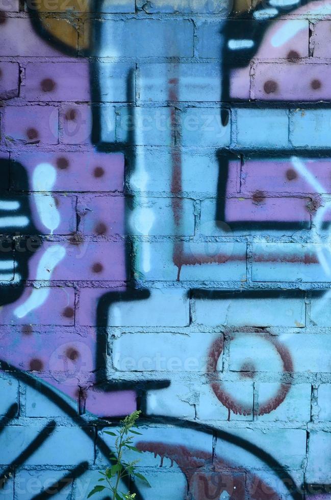 fragment av graffiti ritningar. de gammal vägg dekorerad med måla fläckar i de stil av gata konst kultur. färgad bakgrund textur i kall toner foto