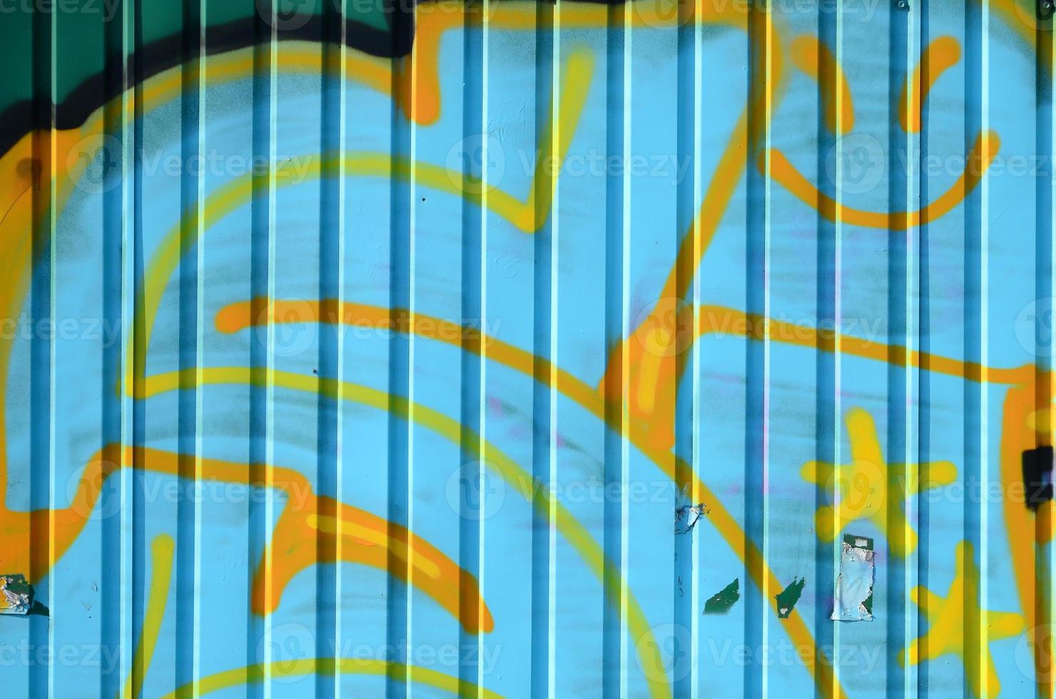 fragment av graffiti ritningar. de gammal vägg dekorerad med måla fläckar i de stil av gata konst kultur. färgad bakgrund textur i kall toner foto