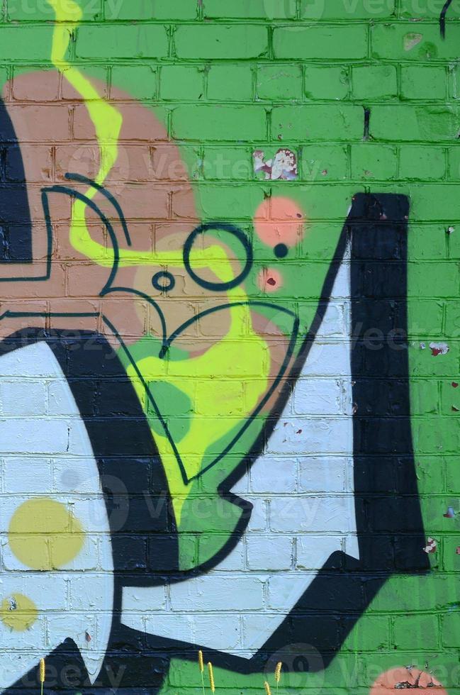 fragment av graffiti ritningar. de gammal vägg dekorerad med måla fläckar i de stil av gata konst kultur. färgad bakgrund textur i grön toner foto