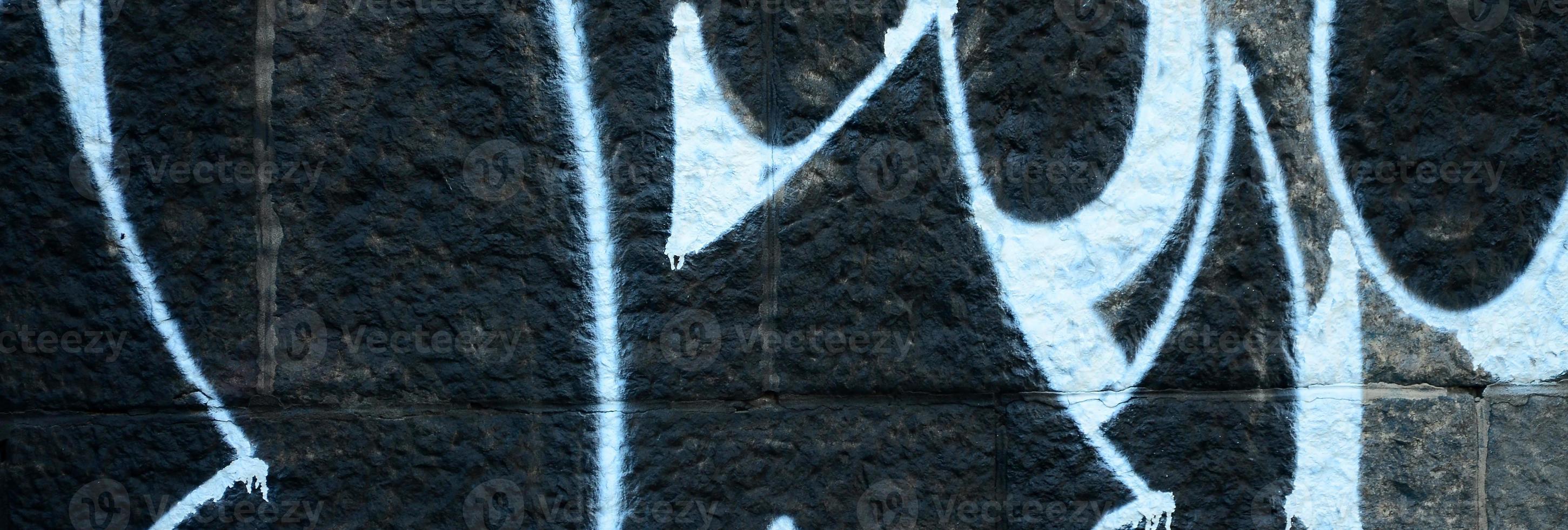 fragment av graffiti ritningar. de gammal vägg dekorerad med måla fläckar i de stil av gata konst kultur. färgad bakgrund textur foto