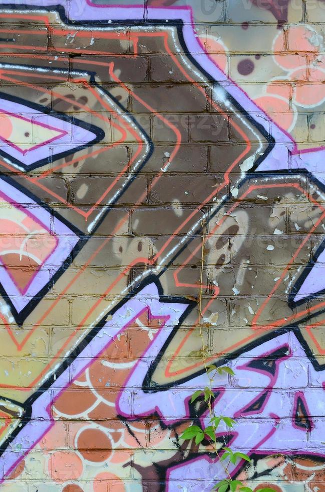 fragment av graffiti ritningar. de gammal vägg dekorerad med måla fläckar i de stil av gata konst kultur. färgad bakgrund textur i värma toner foto