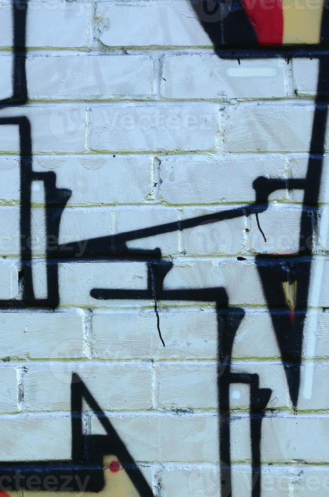 fragment av graffiti ritningar. de gammal vägg dekorerad med måla fläckar i de stil av gata konst kultur. färgad bakgrund textur foto