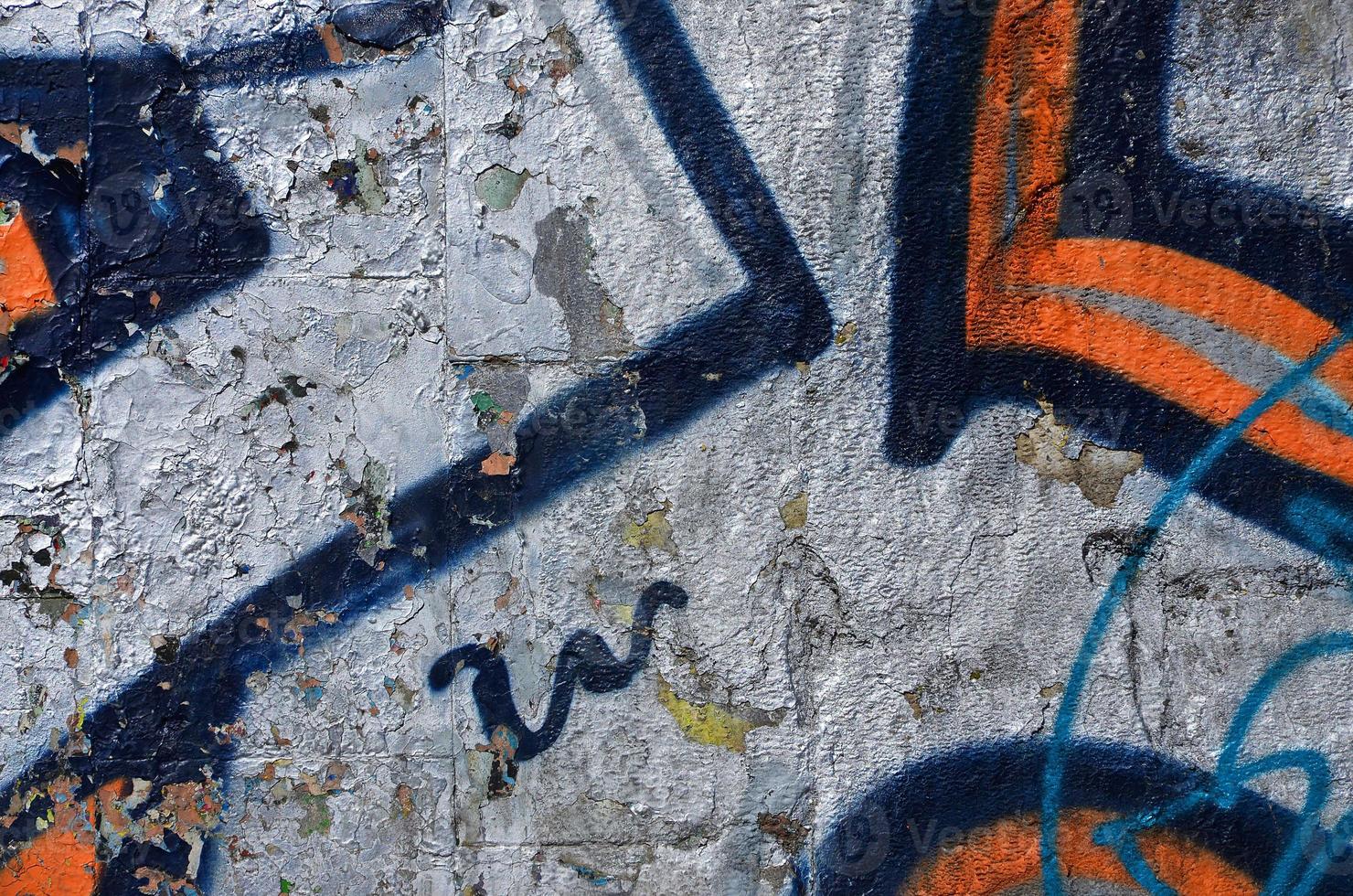 fragment av ett gammal färgad graffiti teckning på de vägg. bakgrund bild som ett illustration av gata konst, vandalism och vägg målning med aerosol måla foto