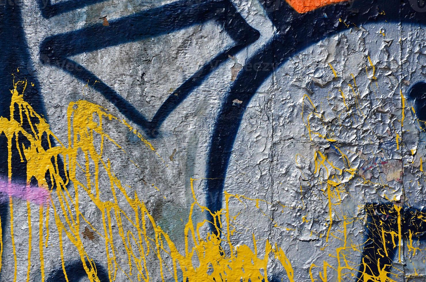 fragment av ett gammal färgad graffiti teckning på de vägg. bakgrund bild som ett illustration av gata konst, vandalism och vägg målning med aerosol måla foto