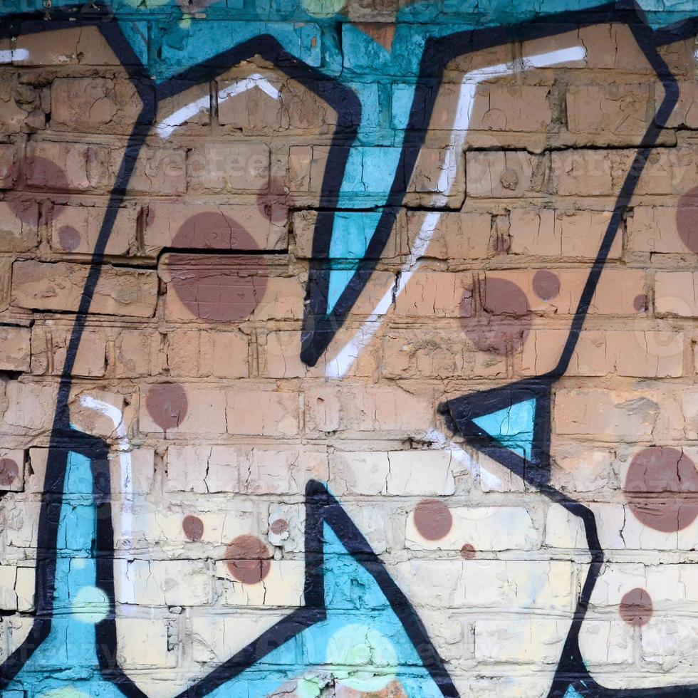 fragment av graffiti ritningar. de gammal vägg dekorerad med måla fläckar i de stil av gata konst kultur. färgad bakgrund textur foto