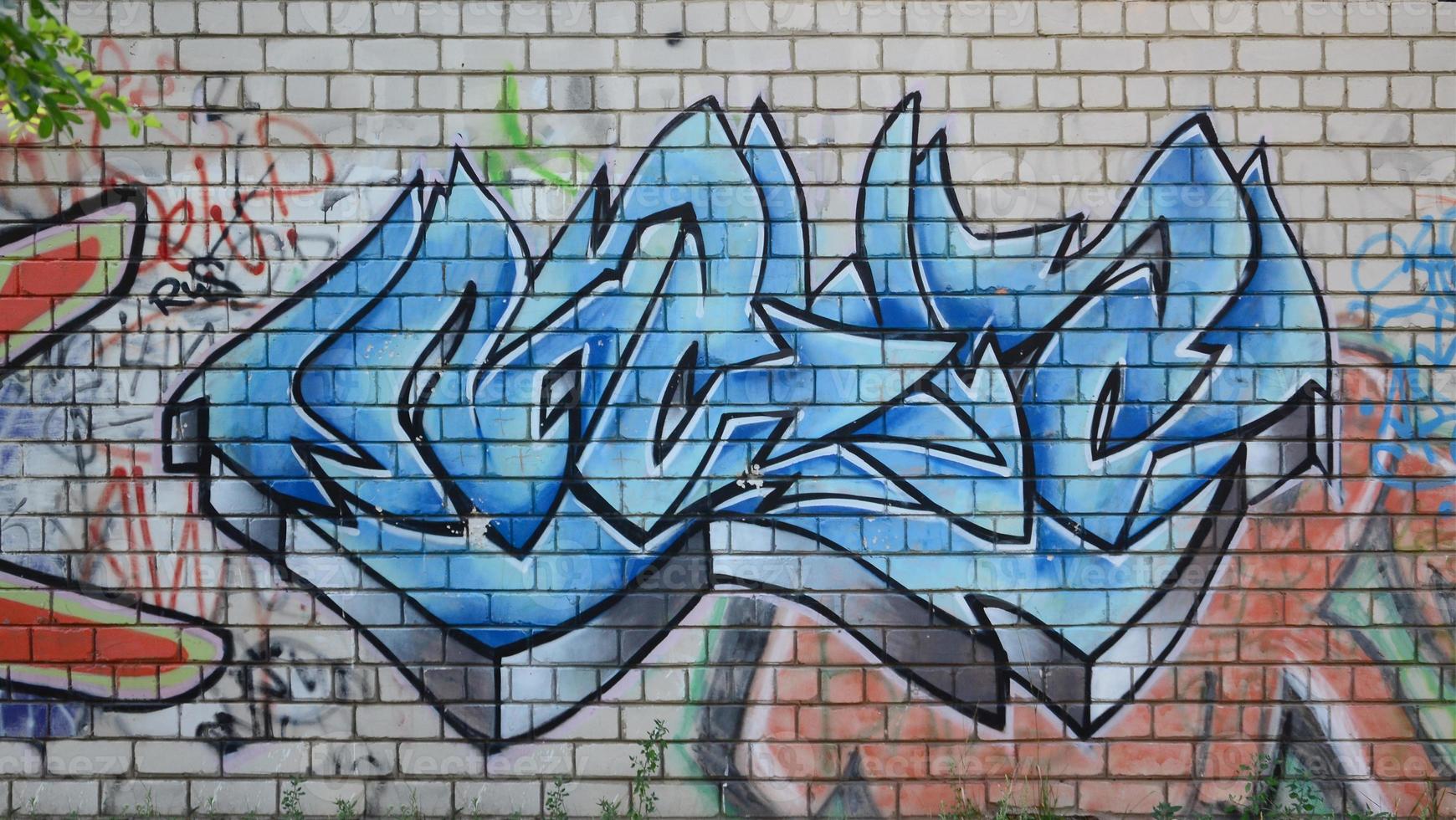 full och genomfört graffiti konstverk. de gammal vägg dekorerad med måla fläckar i de stil av gata konst kultur. färgad bakgrund textur foto