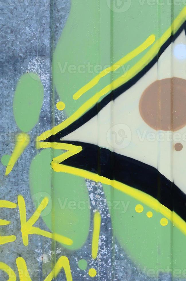 fragment av graffiti ritningar. de gammal vägg dekorerad med måla fläckar i de stil av gata konst kultur. färgad bakgrund textur foto